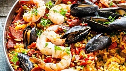 Паэлья Классическая из морепродуктов и курицы в казане